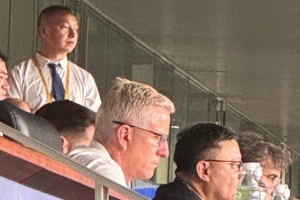 发掘苗子?记者:曼城CEO索里亚诺、总监维亚纳观战新鹏城比赛