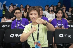 看看谁来了!综合格斗名将张伟丽到场观战AUBL半决赛 坐姚明旁边