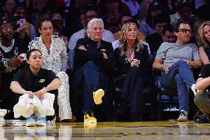美记:去年10月底NBA董事会才批准交易 仅9个月沃尔特就出售股份