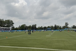 潜伏?活塞官推晒同城NFL队训练:在这没人知道我是活塞的人