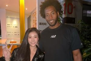 爱笑的卡子哥!女网红晒与小卡中国行合照 还拿到了To签