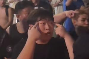 何意味?三镇球迷赛后冲击天津球迷大巴,有球迷做拉眼角歧视动作