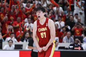 太硬了!杨瀚森绝杀后握拳怒吼发泄 现场球迷扬旗庆祝!