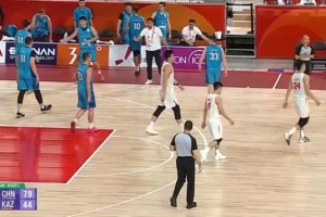 优势明显!中国男篮三节打完领先哈萨克斯坦35分 4人得分上双