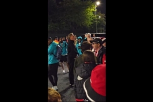 英媒:弗莱彻与一球迷争执,疑似因为这位球迷指责球员不签名
