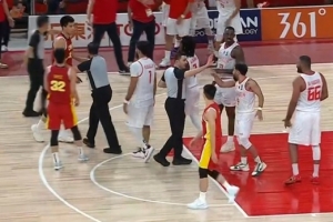 干啥呢!三节结束时 焦泊乔篮下卡位和对方身体对抗 随后吵起来了