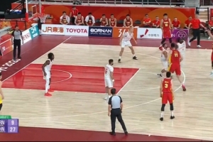 穷追猛打!李悦洲超远三分轰进篮筐 强攻上篮得手后连拿5分