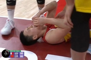 打不过就玩赖?胡明轩突破被打到面部&躺在地上很难受 好在无碍