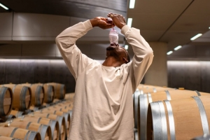 惬意~巴特勒晒法国行照片:打卡著名酒庄 亲手摘葡萄酿酒品尝