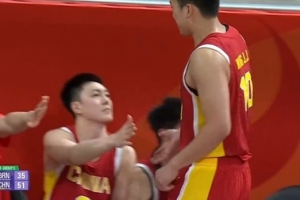 不在状态!王俊杰第三节初累计4犯被迫下场 6投仅1中拿3分