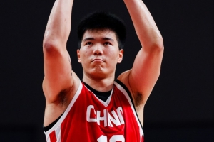 兢兢业业!焦泊乔3中2拿下6分6板1断 下半场与对手冲突
