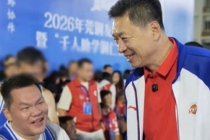 李春江打趣朱芳雨:你投得太软了 跟豆腐似的 使不上劲