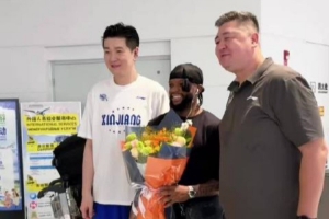 扎维尔·辛普森已到队!在机场还用中文喊出:新疆加油 飞虎必胜