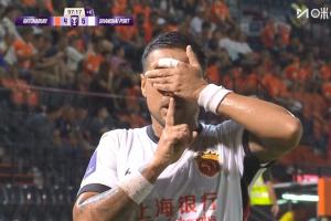 莱昂纳多最后时刻再进一球,随后做出捂住眼睛、比出嘘声的庆祝