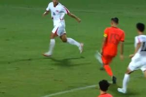 U23国足反超!37岁吴曦精彩吊射破门+捂嘴难以置信,本场传射建功