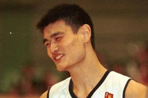 放到现在不无敌了?来看看20岁姚明是怎么打球的?各种三分+炸扣