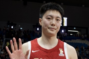 有点尴尬了!胡明轩担任将开幕式旗手 此役男篮惨败对手无缘决赛