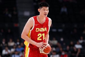 下半场加油吧!胡金秋上半场3中2得到4分1篮板