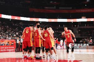 记者:日本后卫善调动中锋 中国后卫低迷手感中投命中率陷死循环
