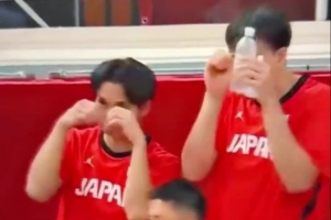 媒体人:这看着怎么能不上火?日本替补席竟然做出了哭鼻子的表情