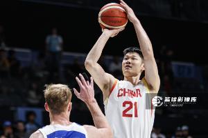 顶5号位抢不过啊!胡金秋9中8贡献16分2篮板