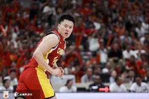 攻防卖力!李弘权半场3中1拿6分6板均为全队最高 罚球3中3