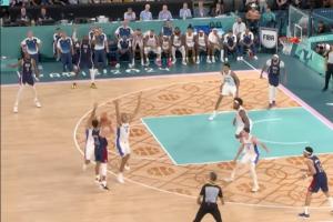 FIBA官方晒库里传奇瞬间:KD和LBJ被放空 他却顶着包夹出手
