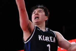 媒体人:李贤重可签B联赛天价合约 但选择打G联盟 真的黑不了一点