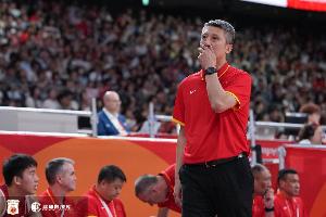 解说:中国男篮半场领先伊朗2分 又是一场苦战 这球看得太心累了