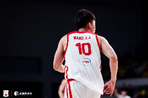 出手不多!王俊杰上半场2投0中没有得分 抢到6个篮板
