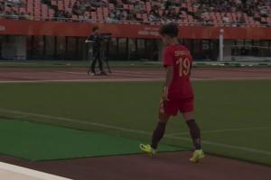 中国女足20分钟进行换人调整,张琳艳疑似因伤下场,谢宗梅被换上