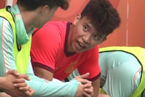 身背两黄!王钰栋被换下后疑似在替补席问:要停赛?