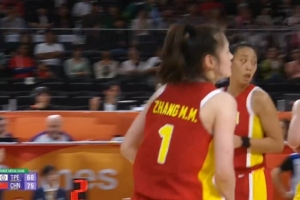 高难度!张曼曼持球面对防守 强投三分压哨命中