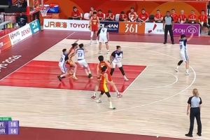 可算进了!王思雨外线三分抬手轰进 上一场全队13投全丢!