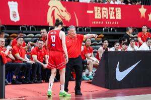 媒体人:对面这么矮 中国女篮可以上双塔 还上小个阵容拼速度?