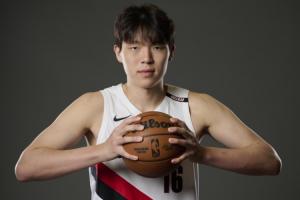 期待新赛季!杨瀚森NBA职业生涯第二年定妆照上新!