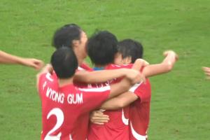再丢一球!朝鲜女足角球,中国女足连续解围都未能踢远导致丢球