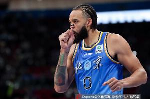 搭档拉塞尔!前NBA球员麦基加盟上海男篮 已到队训练!