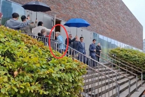 带队3连胜!记录报:葡萄牙启程回国,老帅热苏斯冒雨与球迷互动