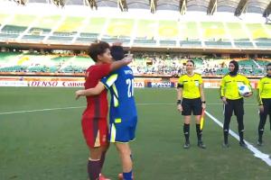 反了?女足无缘铜牌,王霜赛后将韩国20号、前队友抱在怀中安慰