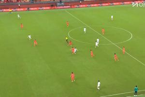 国足0-2落后!巴勒斯坦一脚直塞打穿后防单刀破门 国足6分钟丢2球
