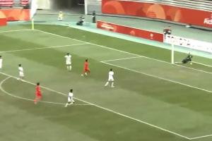 精彩绝伦!王钰栋世界波,U23国足2-1领先乌兹别克!