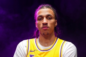 湖人媒体人:湖人没条件让卡尔每晚打30分钟犯错 球队毕竟要赢球