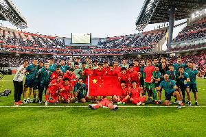 收获铜牌!U23国足赛后大合照,胡荷韬躺在前排 李昊穿李镇全球衣