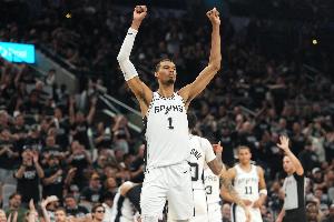 A·史密斯:高度尊重文班拒绝博彩代言 但也不会指责其他球员赚钱