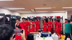 接着舞!U23国足更衣室集体跳舞庆祝 拜合拉木领舞 安东尼奥加入
