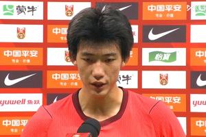 国足惨败后赵松源独自接受采访,豫媒:老将场上没担当,场下也没