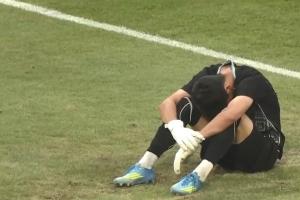 点球大战不敌国足U23!乌兹别克众将低头含泪,门将坐在地上抽泣