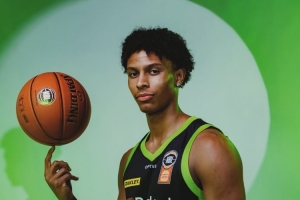 ESPN记者:丹尼尔斯亲弟投篮和阅读进步明显 有很大机会被NBA选中