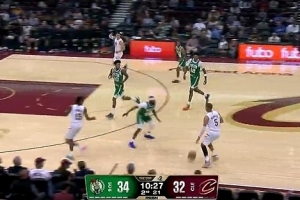 空中作业!梅里尔送妙传 海佐尼亚空接拿到重返NBA首分